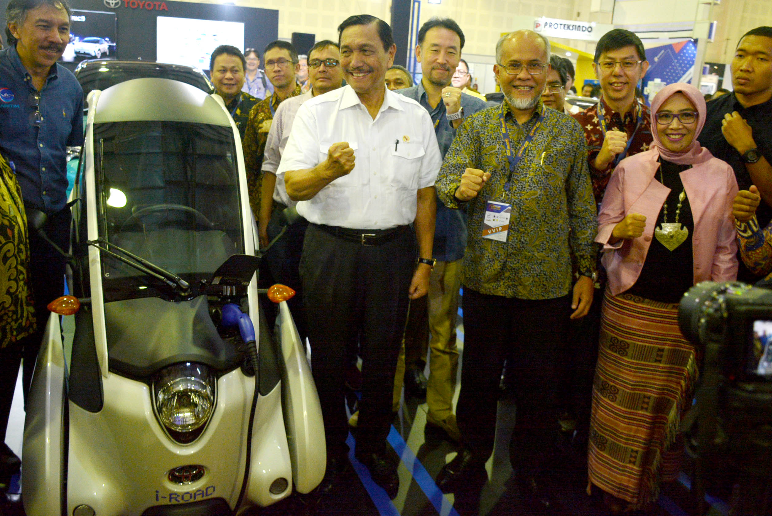 2. toyota dukung pemerintah kembangkan kendaraan elektrifikasi di indonesia—menteri koordinator bidang kemaritiman luhut binsar panjaitan presiden direktur pt toyota astra motor tam yo